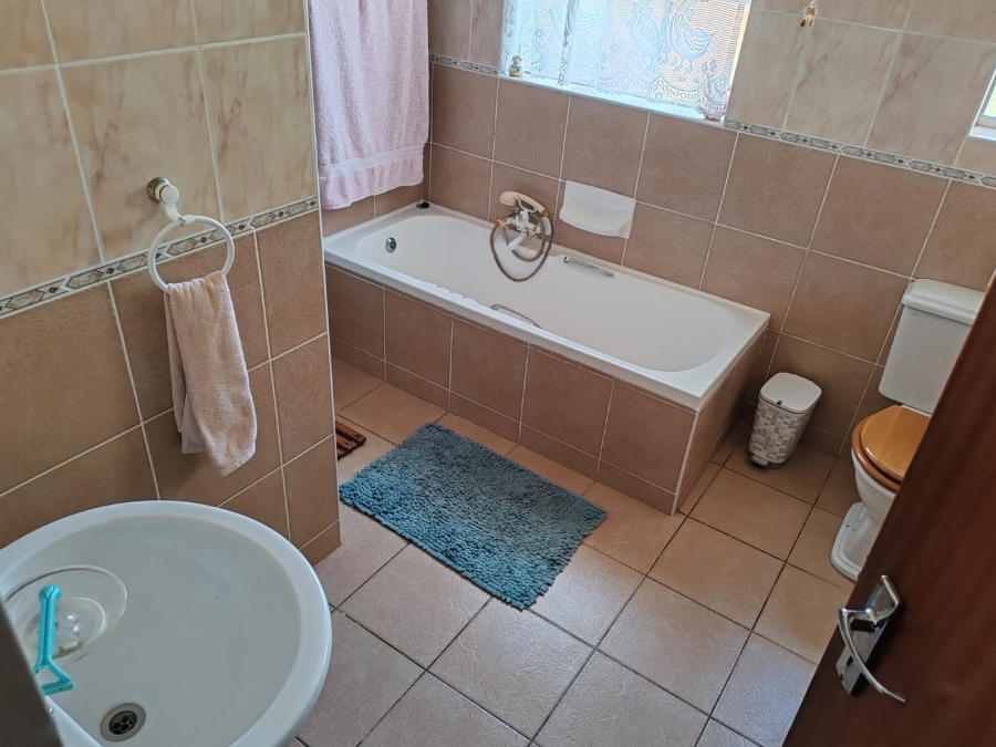 5 Bedroom Property for Sale in Perlemoenbaai Western Cape